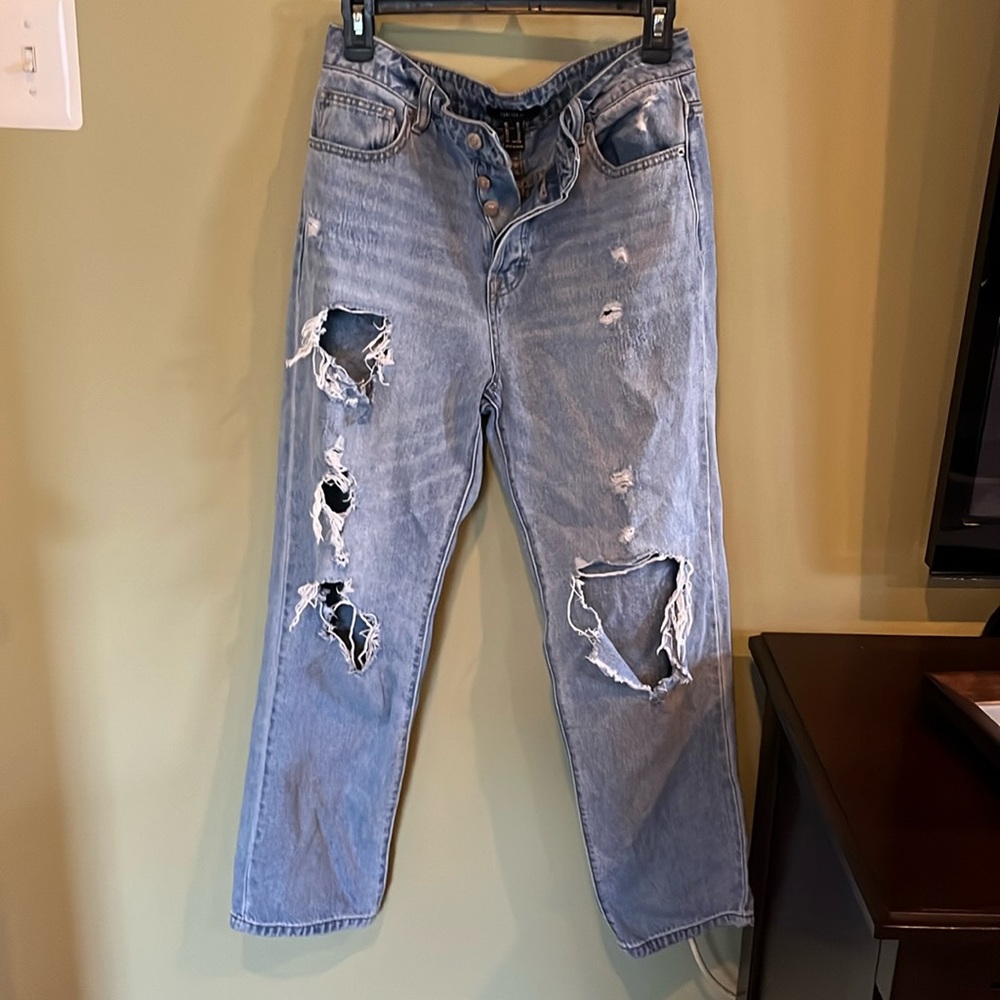 Women’s Forever 21 High Rise Button Fly Denim Ripped Jeans. Size 28.